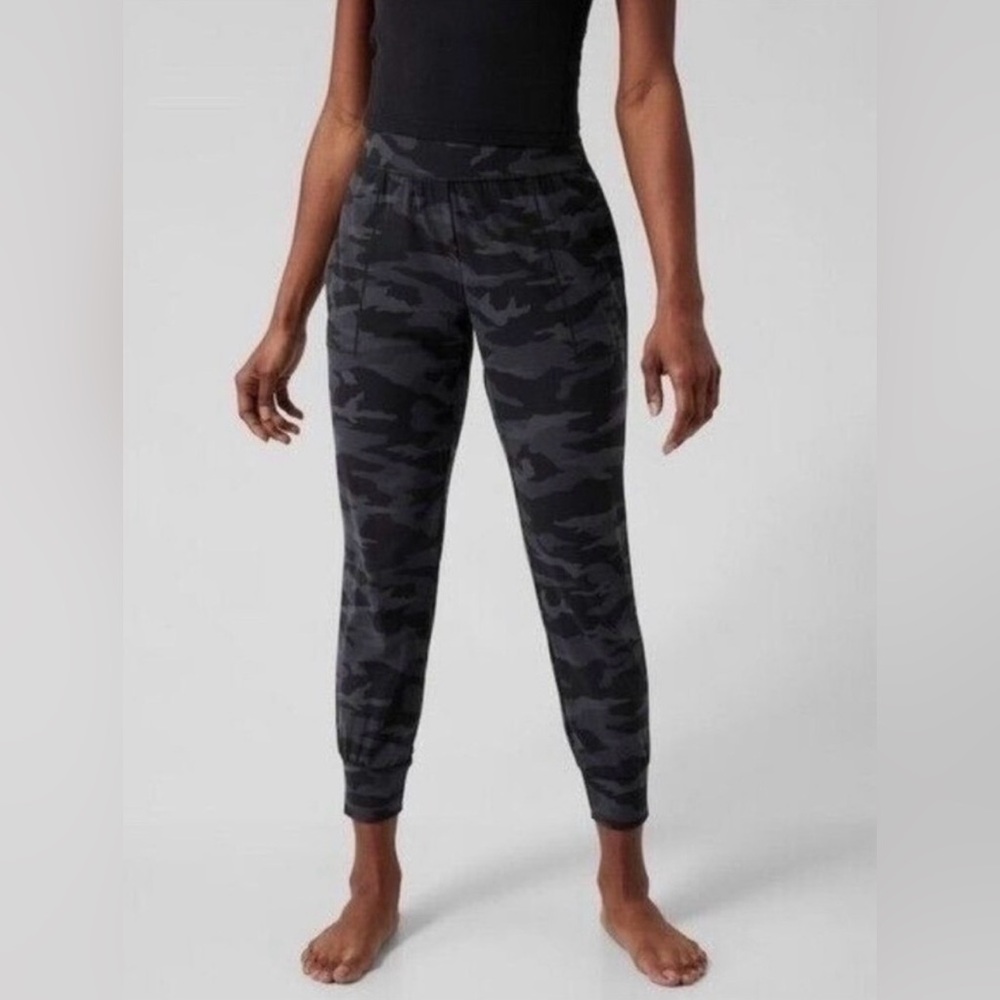 Athleta Salutation Powervita Camouflage Joggers – Black & Gray Camo (Size Large)